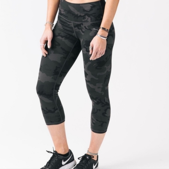 ZYIA Active Forest Camo Luxe Hi-Rise Capri 20" Leggings 12 - Picture 2 of 8